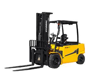 50B-9 electric forklift in UAE warehouse handling heavy pallets efficiently
